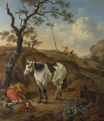 En hvit hest som står ved en sovende mann